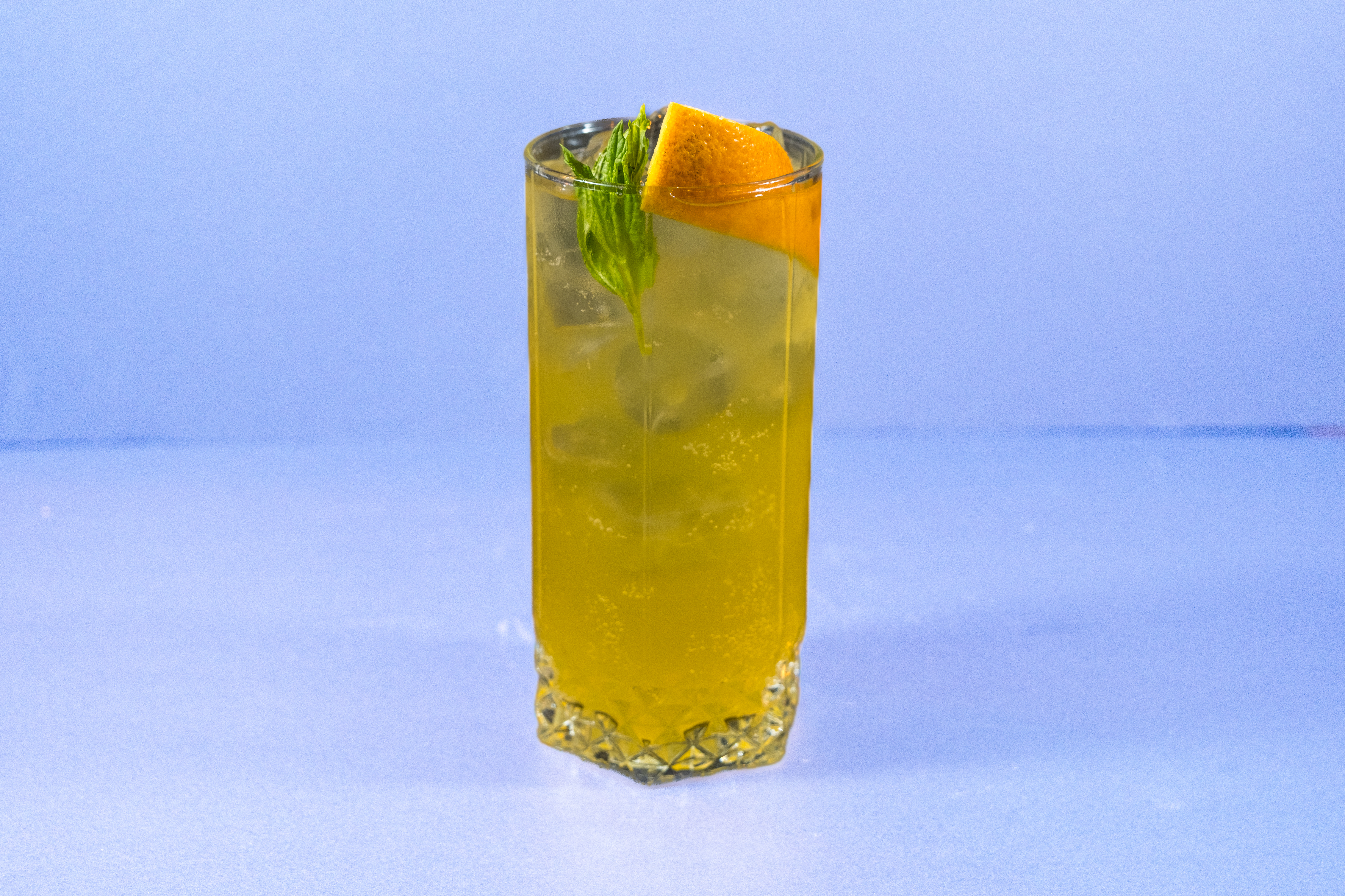 Vodka, fındık, karamel, ananas ve portakal ile hazırlanan sizi bambaşka dünyalara götürecek olan imza kokteylimiz!